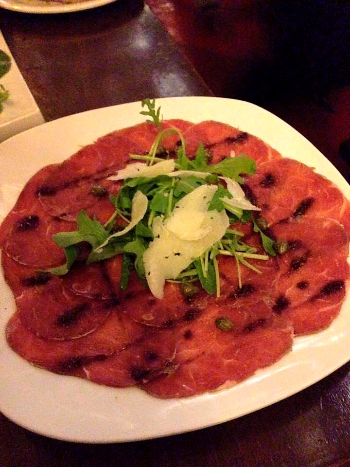 Carpaccio con rúcula y parmesano